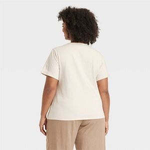 2 t-shirts one black one off-white